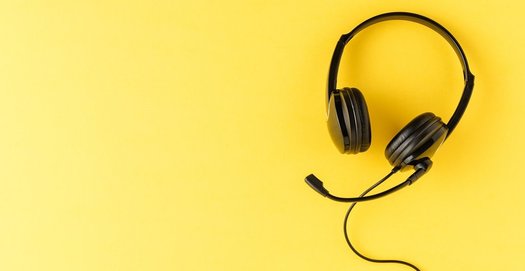 Ein Headset liegt auf einem gelben Untergrund