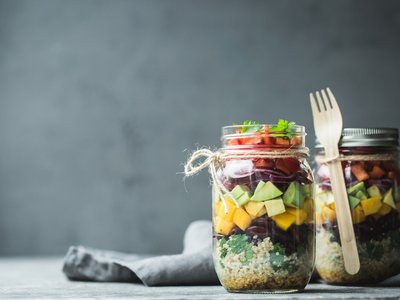 Verschiedenes Gemüse in einem Einmachglas