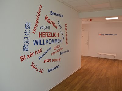 Wer den Fahrstuhl nimmt, wird mit "Herzlich willkommen" in verschiedenen Sprachen empfangen