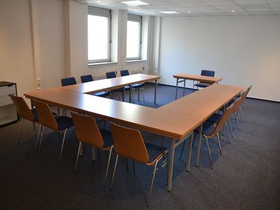 Ein Blick in den S5, den kleinsten Raum. Das Foto wurde vor Corona aufgenommen - es gibt auf dem Bild keinen Abstand zwischen den Tischen