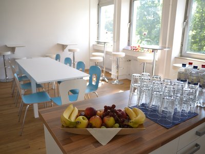 Im Café an der Bärenallee stehen Getränke und Obst